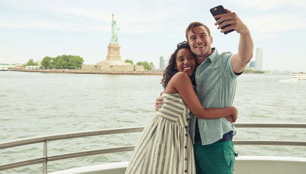Casal durante o passeio de barco
