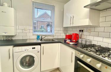 Central MK Home, Garden and Free Private Driveway Parking! 4 Beds Fully Equipped Train station 5 Mins - Photo 5
