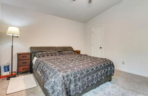 Easy I-20 Access to ATL Suburban Retreat with Yard - Foto 14