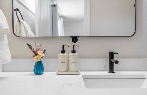 Tastefully Remodeled 4 Bedroom Home with Rainier View - Foto 11