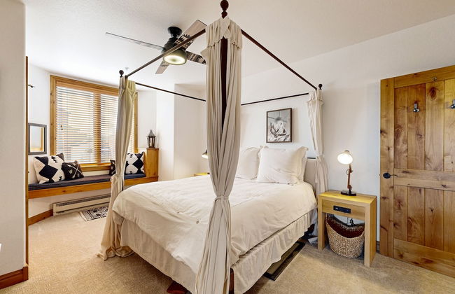 Torian Plum Condominiums - Foto 32