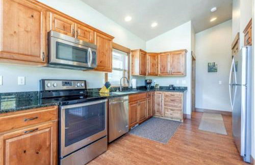 Sunny Mountain Cabin for a Group Getaway in West Glacier, Montana - Foto 33