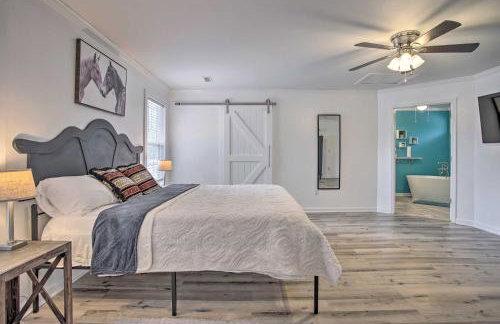 Charming Retreat on 20 Acres with Private Lake! - Foto 13