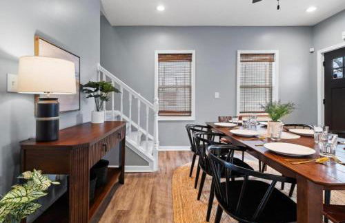 Hot Tub N64 Mins to Downtown Sleeps 8 - Foto 61