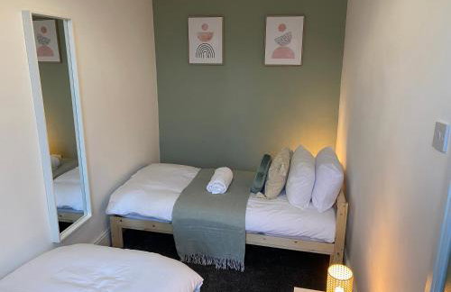 Overhill 3 bedroom flat 5 beds, free parking, ideal for Contractors - Foto 10