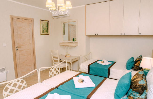 D & Sons Apartments - Photo 26