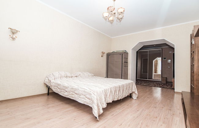 Apartment on Okeanskiy Pr. 135 - Photo 1