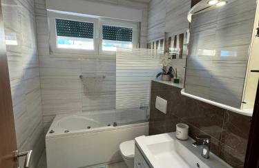 Bačvice - 2 BR , terrace,3 air conditioners, parking,elevator 3 minutes to the beach - Photo 2