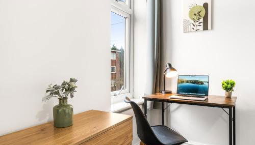 Comfortable 4 Bed Home - Free Parking & Fast WiFi - Foto 5