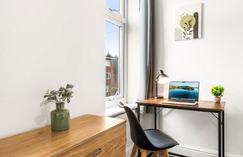 Comfortable 4 Bed Home - Free Parking & Fast WiFi - Foto 5