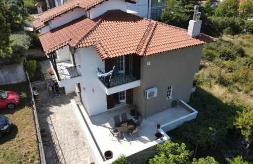Τraditional fully detached villa on a luxurious hillock of Thessaloniki with its own garden also for family & wedding gatherings for 10 to 25 people only 15 minutes from airport - Foto 6