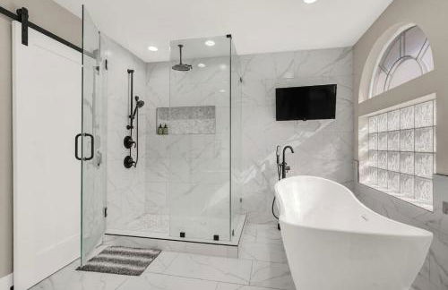 Luxe 5BR Home with Pool BBQNear Strip - Foto 18