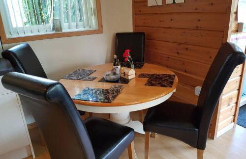 Luxurious lodge, Woodlands View, Hot tub at Rudyard Lake, couples or small family - Photo 11