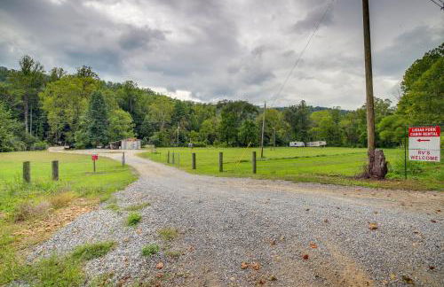 Riverfront Briceville Cabin with Patio and Fire Pit! - Foto 26