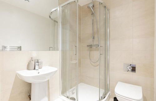 2BR Apartments in Canning Town Station with Balcony - Foto 11