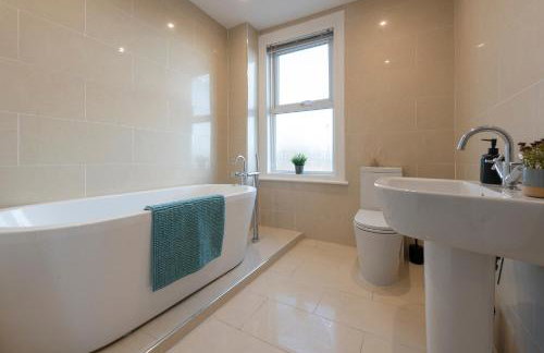 Spacious 2 Bedrooms House Near Leeds Centre, Free Parking, Ideal for Contractors & Long Stays - NordStay - Photo 11