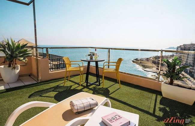 Gorgeous Seaviews From a Stunning Studio - Photo 10