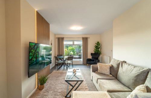 Cosy 3-Bed House With Parking, 5 Mins to QE & Uni - Photo 80