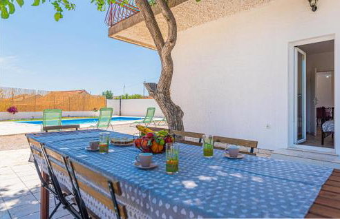 2 Bedroom Lovely Apartment In Danilo - Photo 12