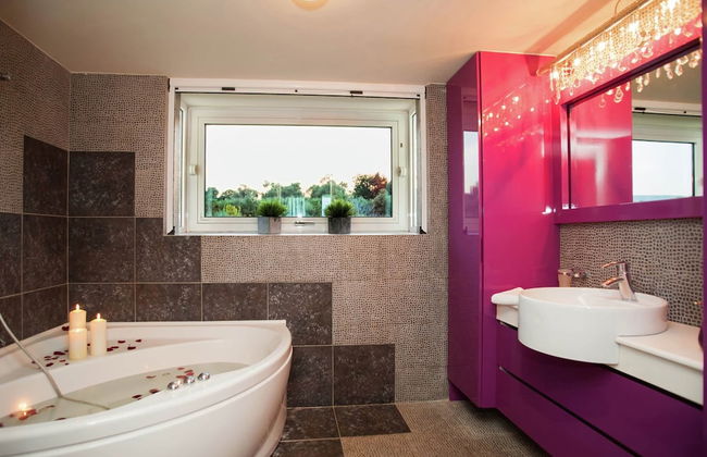 Villa With Private Pool, BBQ Area - Photo 21