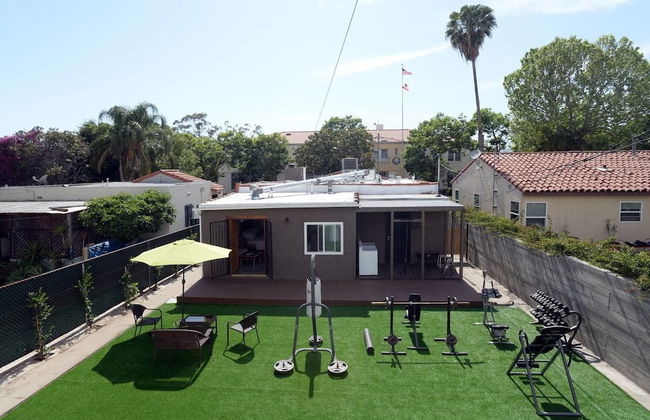 Spacious House on Melrose w Private Backyard Gym - Photo 23
