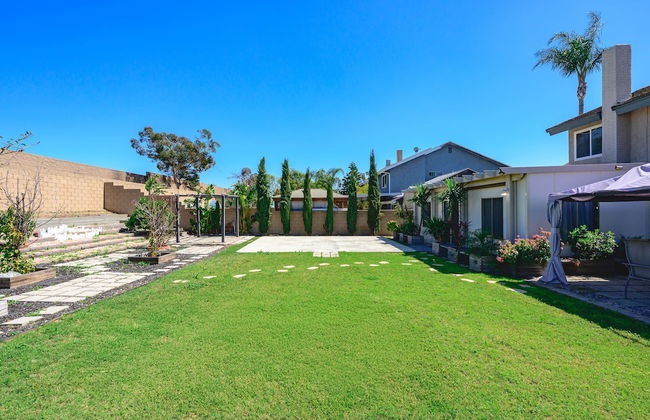 Spacious Family Retreat w Garden Modern Comfort - Photo 17