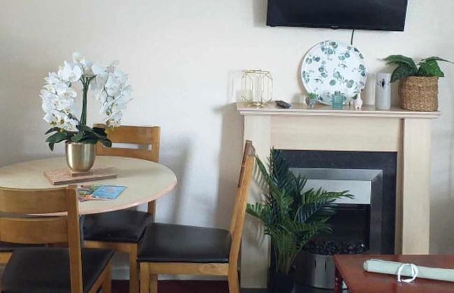 2 Bed Chalet Sleeps 5 - Pets, Parking, Near Beach - Foto 13