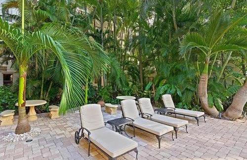 King Bed Mermaid suite - heart of Palm Beach, free parking included - Photo 14