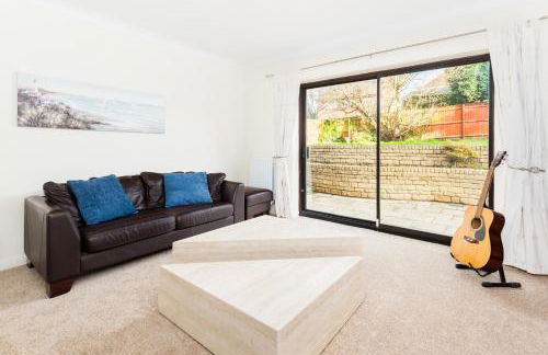 Drayton Manor House FREE parking - Photo 6