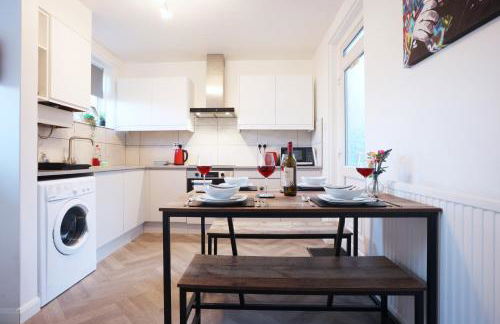 Highfield House by N and N Stays, Perfect for Contractor and Corporate Stays 2 Bed House with Free on street Parking - Photo 9