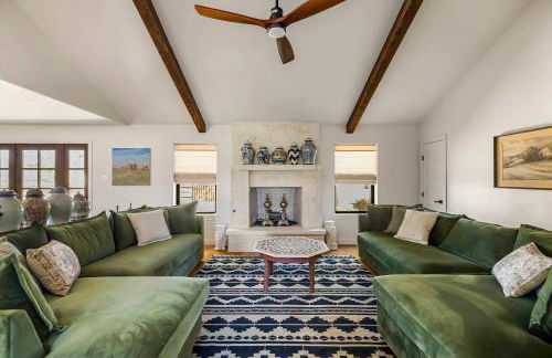 Relaxing Hill Country Home with Outdoor Fire Pit - Photo 5