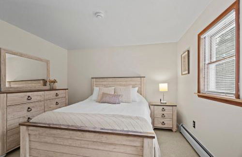 3BR Lake Luzerne Retreat with Game Room & Cozy Fire Pit - Foto 20