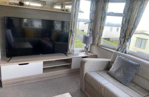 Experience Coastal Bliss in Our Modern 2019 Sea Viev 2 Bedroom static caravan at Clarach Bay Holiday Village! - Foto 7