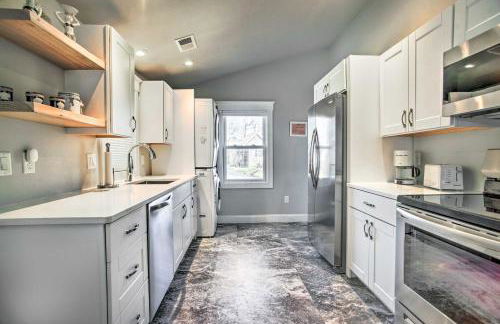 Walk to Shore Updated Buzzards Bay Cottage! - Foto 3