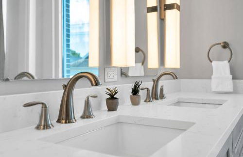 Bywater 2BR w Pool, Gym & King Beds - Foto 26