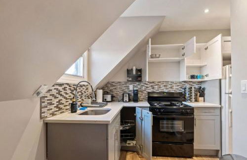 Modern 2BR Near NYC with Free Parking and Workspace - Foto 12