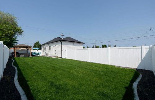 Updated Family Friendly Hillyard Gem NEW HOT TUB! - Foto 54