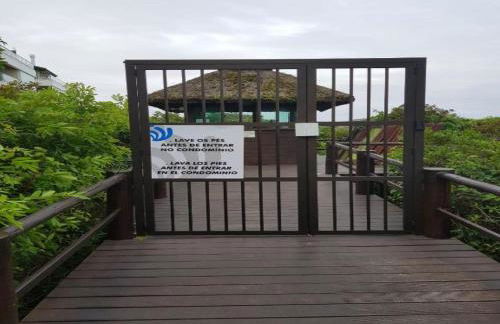 Praia do Santinho, de frente para mar - Foto 37