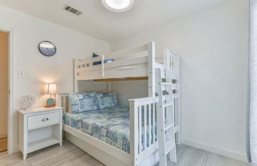 Coastal Paradise Condo with 2 Bedrooms and Pool - Foto 20