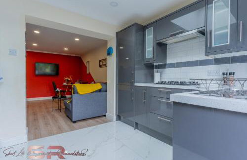 Comfortable 1-Bed House, Sleeps 4, Fast Wi-Fi with Private Garden and Free Parking - Foto 11