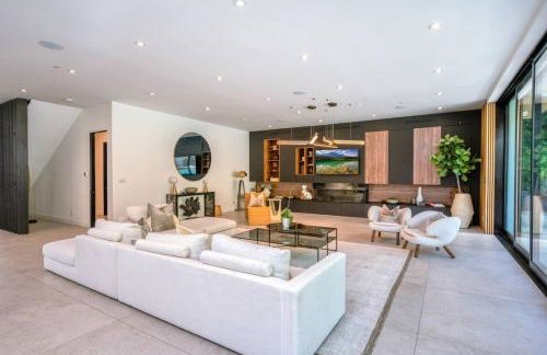 Luxury 6BR Beverly Hills Villa with Pool and Views - Photo 47