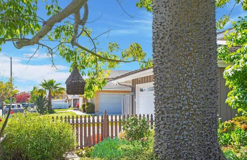 Charming Villa with Backyard Oasis Close to Beach - Foto 28