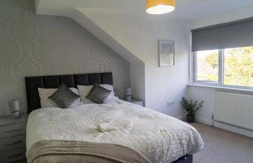 Spacious 15 Guest Home With 9 Beds in Shirley - Photo 29