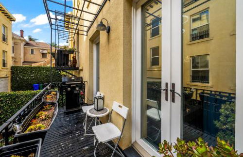 City Lights and Rooftop Nights by Rather Be Properties - Foto 60