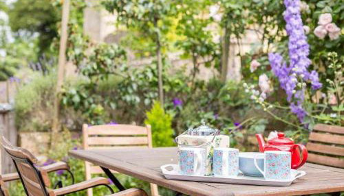 April Cottage - Photo 2