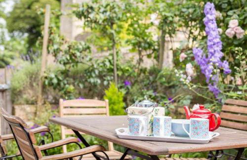 April Cottage - Photo 2