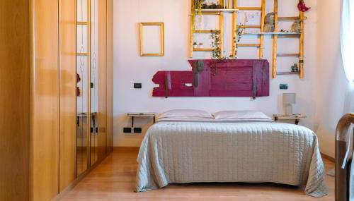 Venice's neighbor Home - Photo 3, wardrobe