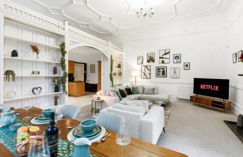 Luxe Victorian Spacious Home Sefton Park with Parking - Foto 25