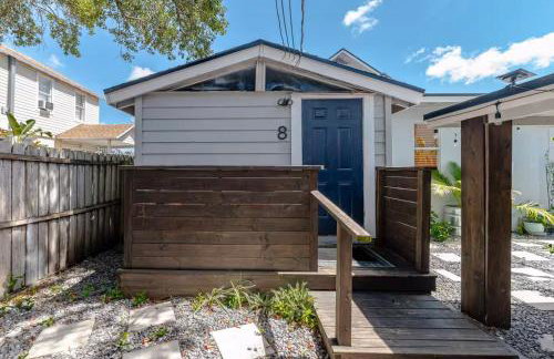 Outdoor Deck Fully Equipped Remodeled Bath - Photo 15