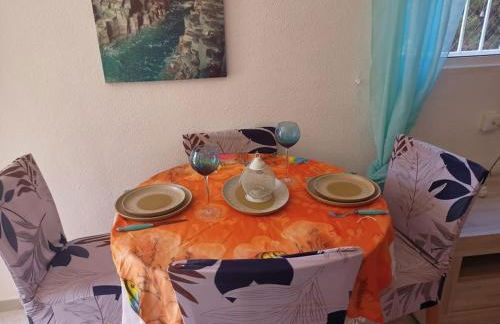 Alicante 1 bed apartment free parking and Netflix, min stay 11 nights seasonal rental - Foto 5